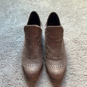 Daisy Fuentes tan booties